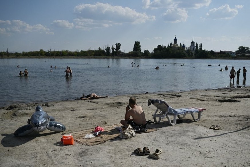 Des gens se détendent au bord d&#039;un lac.