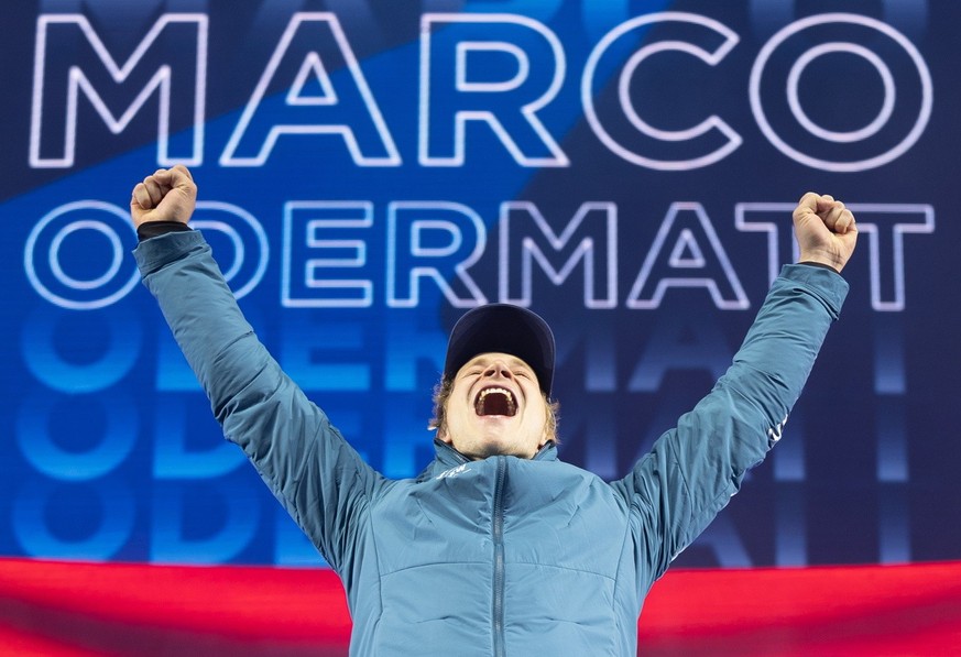 ABD0321_20230212 - COURCHEVELL - FRANKREICH: Goldmedaillengewinner und Weltmeister Marco Odermatt (SUI) w�hrend der Medaillenzeremonie f�r die Abfahrt der M�nner im Rahmen der Ski-WM 2023 am Sonntag,  ...