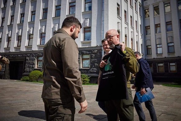 Zelensky reçoit un t-shirt Saint-Javelin des mains du ministre ukrainien de la Défense.