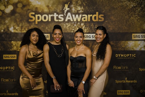Die nominierte Leichtathletin Mujinga Kambundji, 2. links, und Ditaji Kambundji, 2. rechts, posieren mit Kaluanda und Muswama an der Verleihung der Sports Awards 2021, am Sonntag, 12. Dezember 2021 in ...