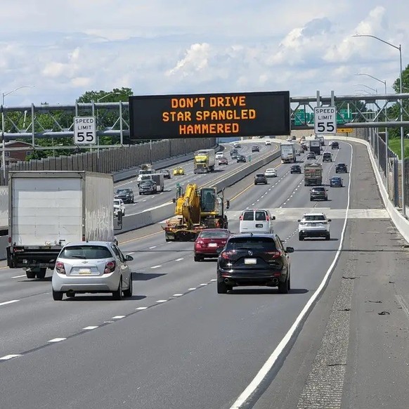 lustige verkehrsschilder autobahn warnschilder https://www.businessinsider.com/funny-highway-signs-messages-safety-federal-scrutiny-new-jersey-2023-2?r=US&IR=T#-16