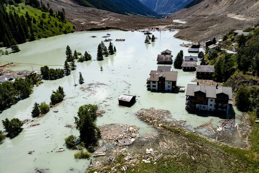 Vue aérienne du village de Blatten VS, détruit et inondé par le barrage de la Lonza.