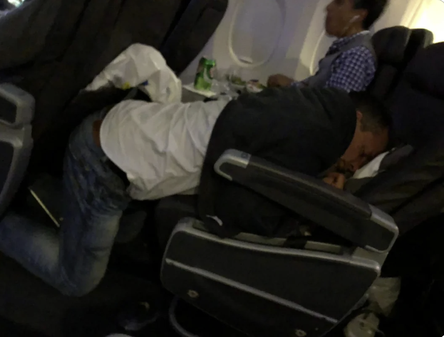 Die lustigsten Posen zum Schlafen im Flieger