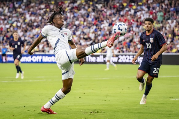 Switzerland&#039;s Johan Manzambi, left, fights for the ball with USA&#039;s Nathan Harriel, right, during a Friendly soccer match between USA and Switzerland at the Geodis Park stadium, in Nashville, ...