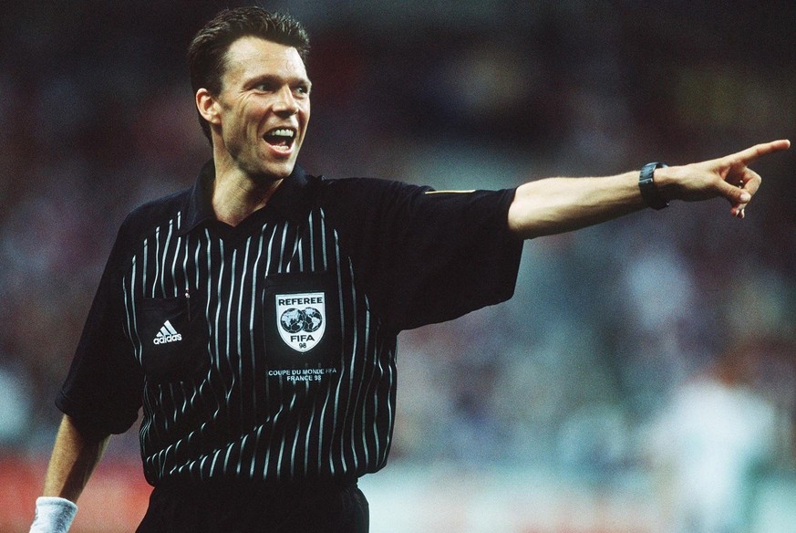 SAINT-DENIS, FRANCE - JUNE 28: FRANCE 98 Achtelfinale NGA - DEN 1:4 St. Denis; Schiedsrichter Urs MEIER/SUI (Photo by Mark Sandten/Bongarts/Getty Images)