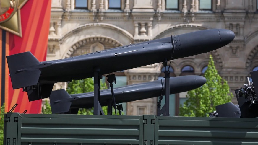 Drones Kamikaze russes de type Geran-2 : des enfants participent apparemment à la construction des projectiles.
