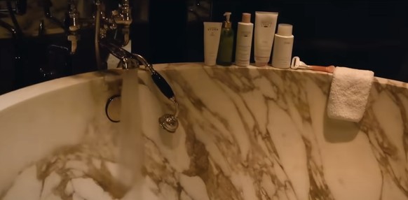 Les principaux produits utilisés dans la baignoire de la star incluent une crème Dr Barbara Sturm, un nettoyant purifiant de Tata Harper Skincare, un gel douche Ouai St. Bart, ainsi qu'un shampoing et ...