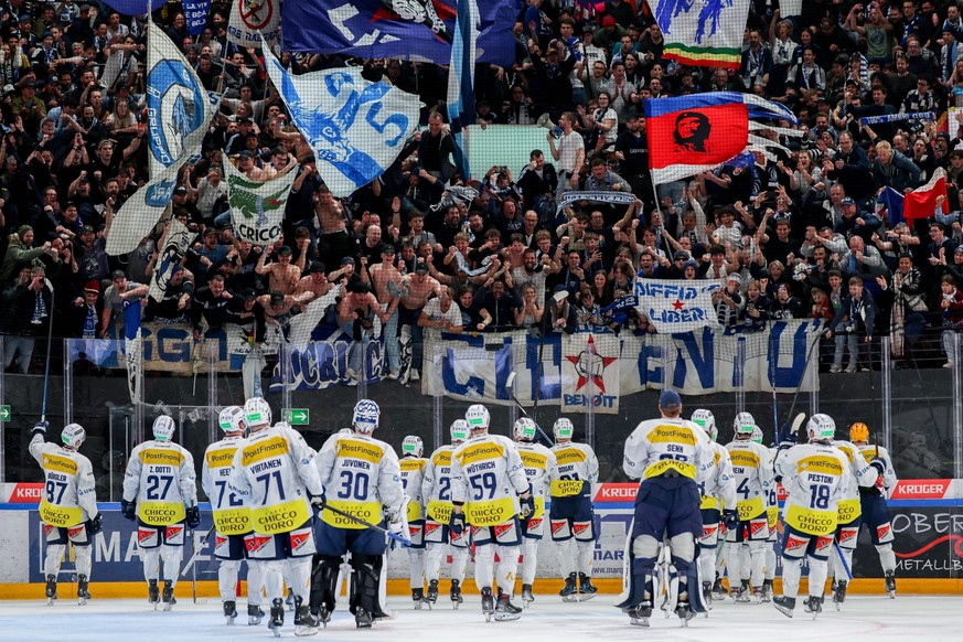 KEYPIX - Die angereisten Fans bejubeln die Mannschaft von Ambri Piotta waehrend der Rueckrunde der Play Ins der National League zwischen den SC Rapperswil Jona Lakers und dem HC Ambri Piotta, am Donne ...