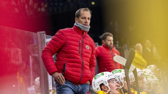 EHC Biel Cheftrainer Antti Toermaenen (Tormanen) waehrend dem Eishockey-Meisterschaftsspiel der National League zwischen den ZSC Lions und dem EHC Biel am Samstag, 16. Oktober 2021, in Zuerich. (KEYST ...