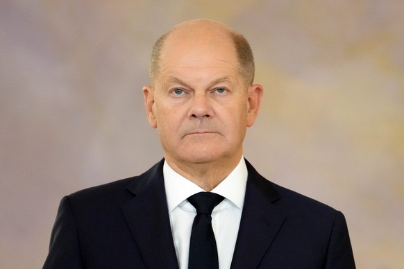 07.11.2024, Berlin: Bundeskanzler Olaf Scholz (SPD) ist im Schloss Bellevue, da nach dem Scheitern der Ampel-Koalition drei der vier FDP-Minister in seinem Kabinett von Bundespräsident Steinmeier entl ...