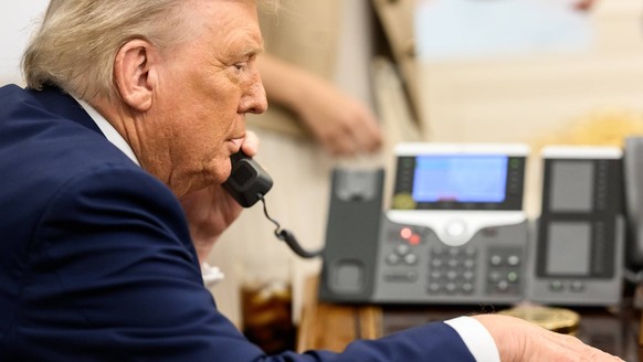 August 18, 2025 - Washington, District Of Columbia, USA - President Donald Trump speaks with Russian President Vladimir Putin on the phone, Monday, August 18, 2025, in the Oval Office. Washington USA  ...