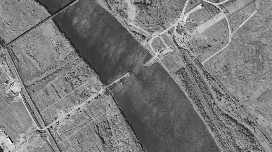 27 septembre 2025: les premiers piliers du pont émergent déjà du lit du fleuve.