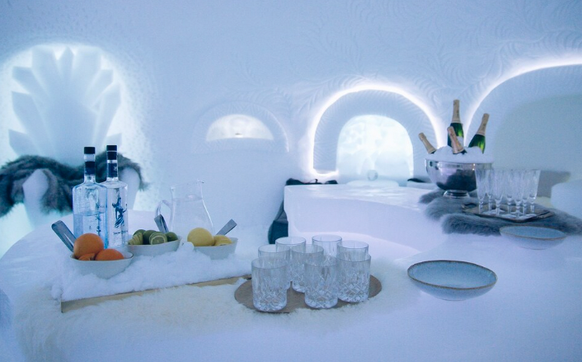 Desserts servis dans des bols de glace antarctique et bar dans un igloo, de quoi nous faire rêver.