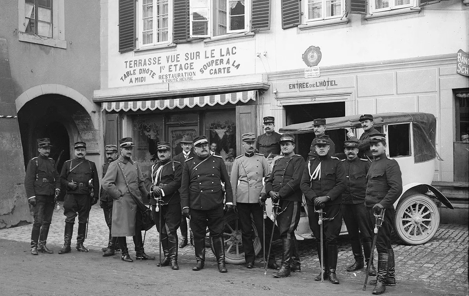 Le commandement des fortifications de Morat. Au milieu le colonel Bolli (sixième depuis la droite) et le chef d’état-major Bircher (quatrième depuis la droite).
https://commons.wikimedia.org/wiki/File ...