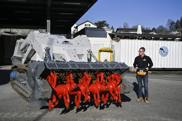 Gentien Piaget, Vizedirektor der Fondation Digger bedient ein Minenraeumungsgeraet vom Typ Digger D250, am Freitag, 10. Februar 2023, in Tavannes. .Die Stiftung Digger ist eine nicht gewinnorientierte ...