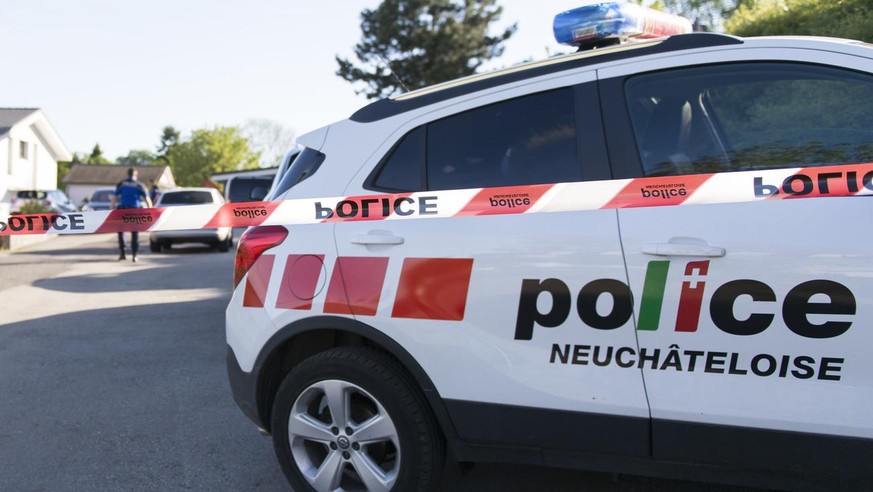 La police bloque l'acces au domicile du chef de la police judiciaire du canton de Neuchatel, Olivier Gueniat, ou il a ete retrouve decede en debut d'apres-midi, photographie ce lundi 15 mai ...