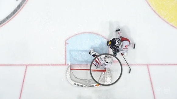 Le puck atteint l'extérieur du filet.