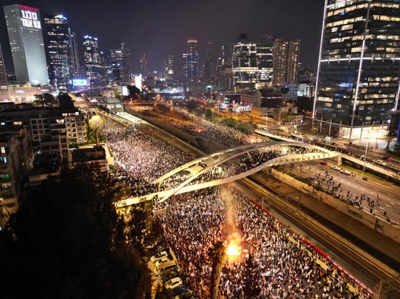 epa10544909 Thousands of protesters block the Ayalon main highway during a mass protest against the government&#039;s justice system reform plans in Tel Aviv, Israel, 26 March 2023 (issued 27 March 20 ...