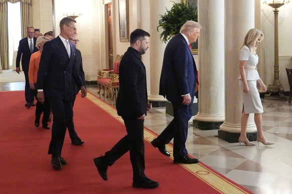Monica Crowley, White House chief of protocol, from right, President Donald Trump, Ukrainian President Volodymyr Zelenskyy and Finland&#039;s President Alexander Stubb walk to the Grand Foyer for a gr ...