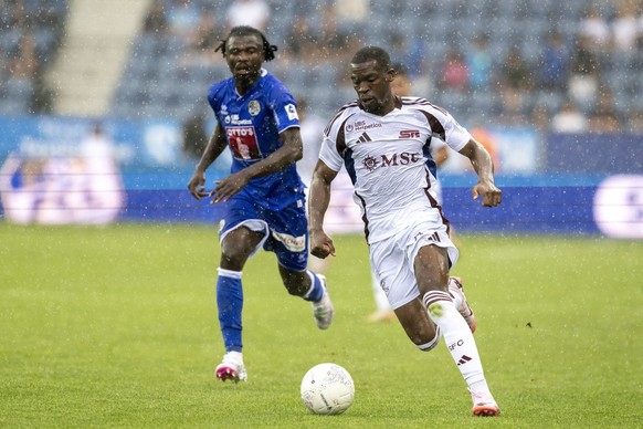 Dereck Kutesa, rechts, von Servette im Spiel gegen Nicky Beloko, links, von Luzern beim Super League Meisterschaftsspiel zwischen dem FC Luzern und dem Servette FC vom Sonntag, 21. Juli 2024 in Luzern ...