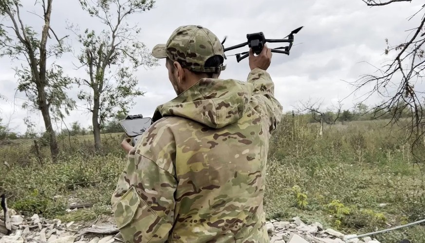 Ein Soldat mit einer Drohne: Diese spielen eine wichtige Rolle an der Front.