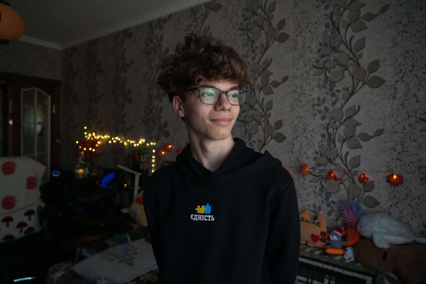 Bogdan Levchikov, un adolescent de 15 ans, pose dans sa chambre à Balakliya, le 13 octobre 2025.