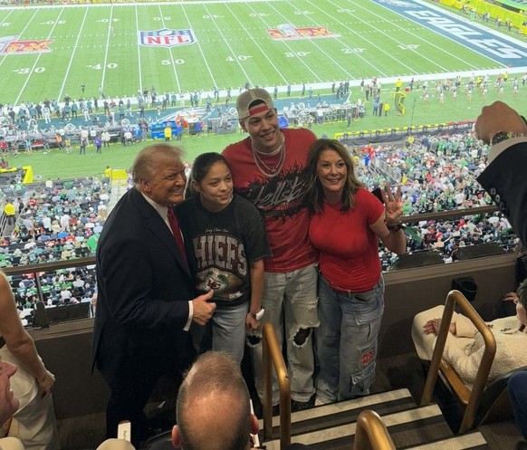 Le chef de l'Etat s'est même fendu d'un selfie avec la famille de Patrick Mahomes.
