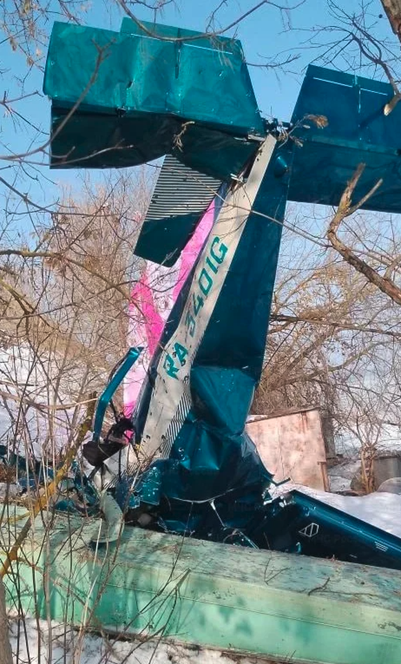 Meduza, qui a analysé les images, note également que les photographies diffusées par le service de presse du ministère des Situations d'urgence indiquent que l'avion aurait pu être abattu pa ...