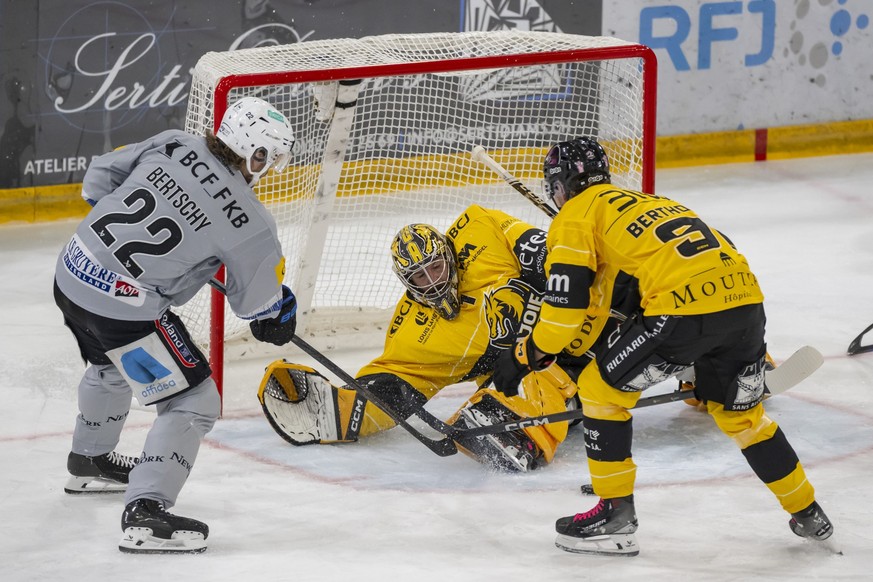 Christoph Bertschy (HCFG) scheitert an Torhueter Benjamin Conz (HCA) und Yonas Berthoud (HCA), von links, im Qualifiaktionsspiel der Eishockey National League zwischen dem HC Ajoie und dem HC Fribourg ...