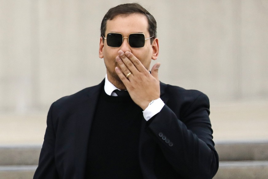L'élu républicain américain George Santos fait un geste à la sortie du tribunal fédéral à New York.