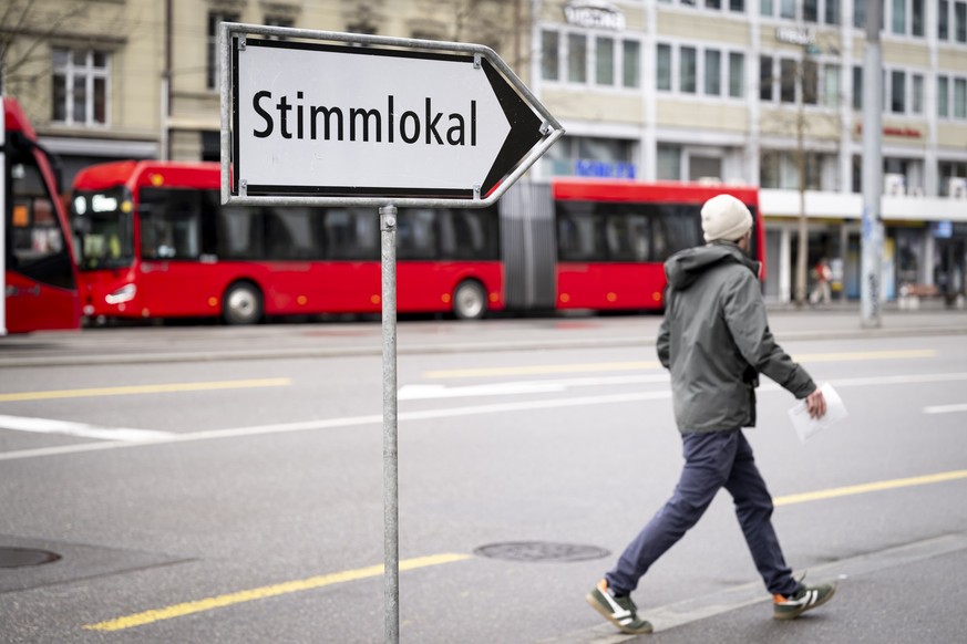 Ein Wegweiser weist den Weg zum Stimmlokal in der Stadt Bern, am Sonntag, 29. Maerz 2026, in Bern. Das Stimmvolk des Kantons Bern waehlt die Regierung und das Parlament, den Grossen Rat. (KEYSTONE/Ant ...