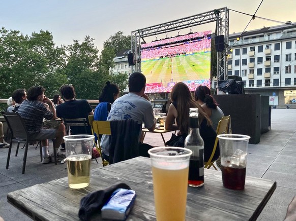 En l'absence de fan zones à Lausanne et à Genève durant le Mondial de foot 2026, les bistrots de ces villes ont diffusé les matchs sur leurs terrasses.