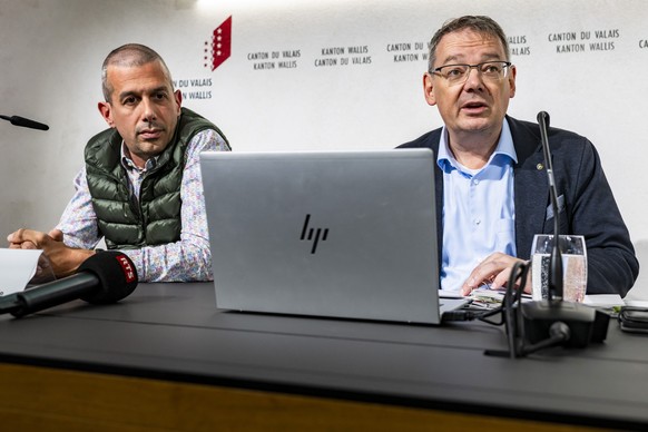 *ATTENTION: EMBARGO JUSQU&#039;A 18:00 LE 07.11.2025* Guillaume Favre-Bulle, geologue du canton du Valais, chef du Service des dangers naturels, et Franz Ruppen, conseiller d&#039;Etat valaisan, de ga ...