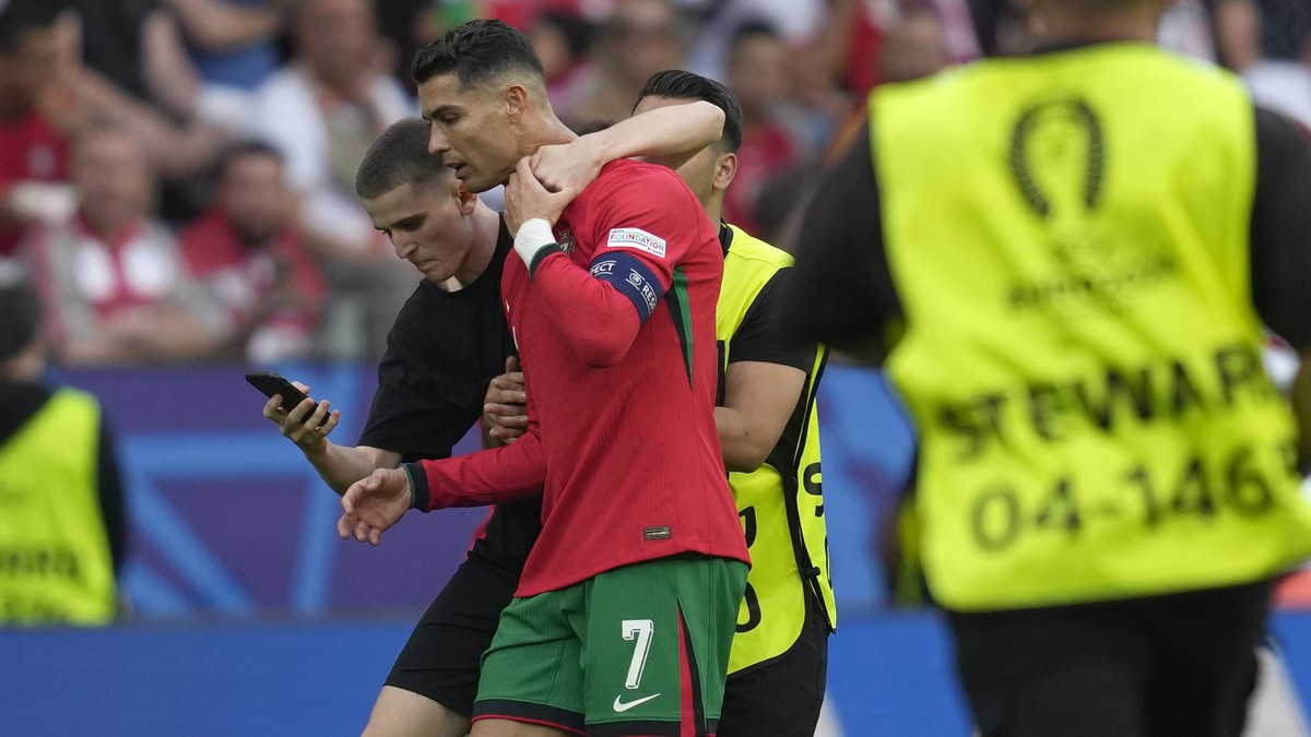 A segurança de Ronaldo no centro desta partida