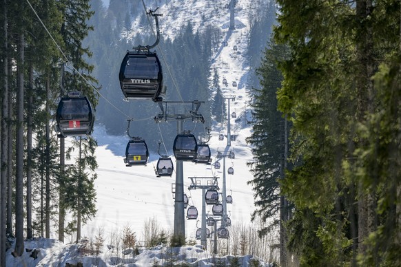 Gondeln der Gondelbahn Engelberg-Titlis Express sind auf der Gerschnialp und zwischen dem Truebsee, wo eine Gondel der selben Bahn abstuerzte, am Mittwoch, 18. Maerz 2026 in Engelberg. (KEYSTONE/Urs F ...
