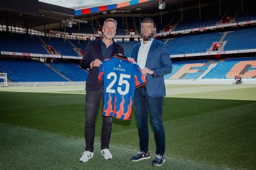 Arben Ademi (à droite) avec le maillot du FC Bâle, floqué de son entreprise Gisada qui est sponsor du club, et l'ex-PDG du FCB Chris Kauffmann.