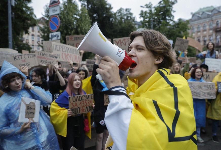 epa12273690 Ukrainian people attend a protest against the restriction of the autonomy of Ukrainian anti-corruption authorities in Kyiv, Ukraine, 30 July 2025. Ukrainians gathered to protest against li ...