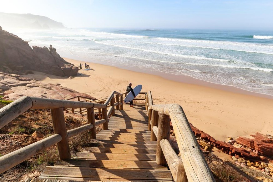 Les 3 meilleures plages européennes pour faire du surf en 2022. watson