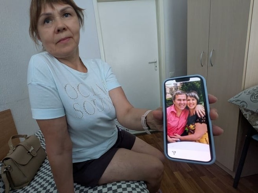 Son épouse montre une photo du couple, avant l'enlèvement l'Oleg.