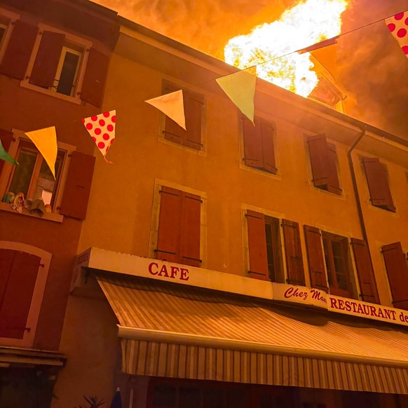 Important incendie de toiture au centre-ville d'Aigle (VD)
