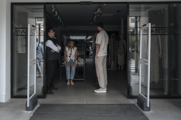 Shop employees wait during an electricity outage in Cannes, southern France, Saturday, May 24, 2025. (AP Photo/Lewis Joly)
France Cannes Electricity Outage