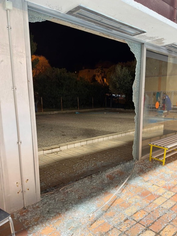 Une voiture a traversé la vitre et finit dans la piscine à La Ciotat (F).