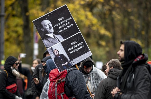 Angela Merkel comparée à Adolf Hitler lors d&#039;une manifestation anti-mesures en Allemagne.