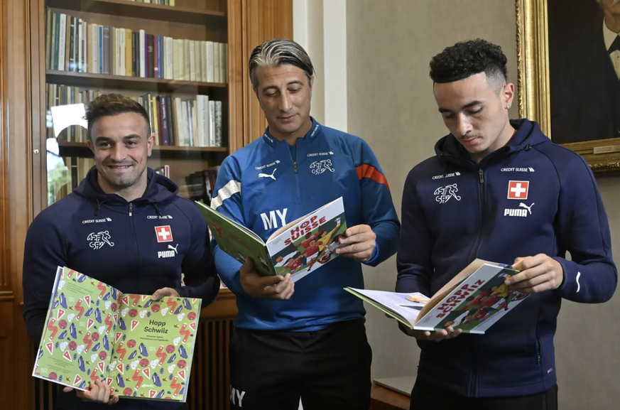 Xherdan Shaqiri, Murat Yakin et Ruben Vargas (de gauche à droite) sont les héros du livre pour enfants sur la Nati, «Hop Suisse».