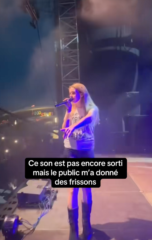 Η τραγουδίστρια AdÃ¨le Castillon συμπεριέλαβε τους Ελβετούς θαυμαστές της σε ένα τραγούδι μετά την εμφάνισή της στο φεστιβάλ Balélec στη Λωζάνη.