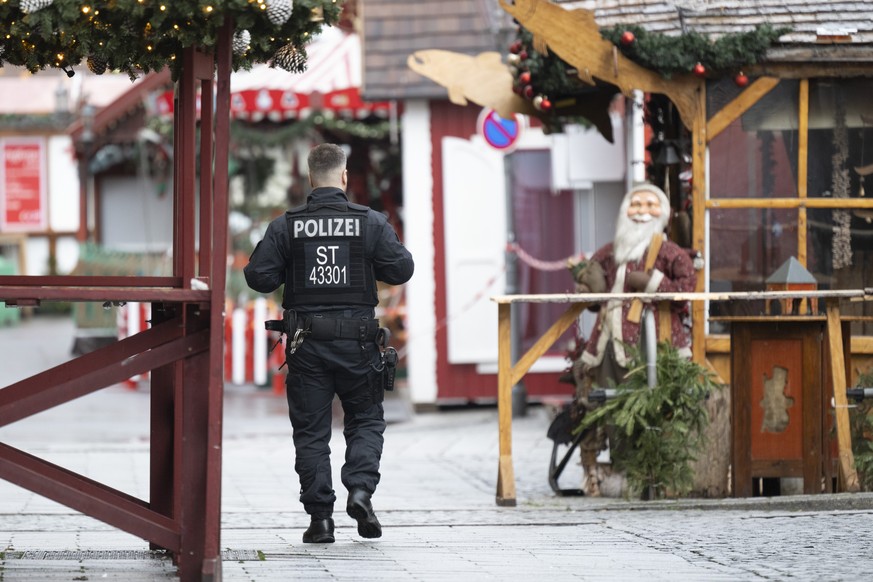 22.12.2024, Sachsen-Anhalt, Magdeburg: Ein Polizist geht