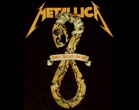 En août 1991, Metallica sort le single Don't Tread On me et la pochette qui va avec. Un projet qui fera (sans surprise) polémique. Au point que le groupe devra s'expliquer: «Nous ne sommes pas politiq ...