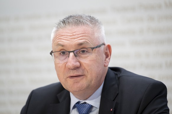 Nationalrat Andreas Glarner, SVP-AG, spricht an einer SVP-Medienkonferenz mit dem Titel &quot;Zuwanderungs-Desaster - so holen wir uns die Kontrolle zurueck&quot;, am Donnerstag, 3. August 2023, im Me ...
