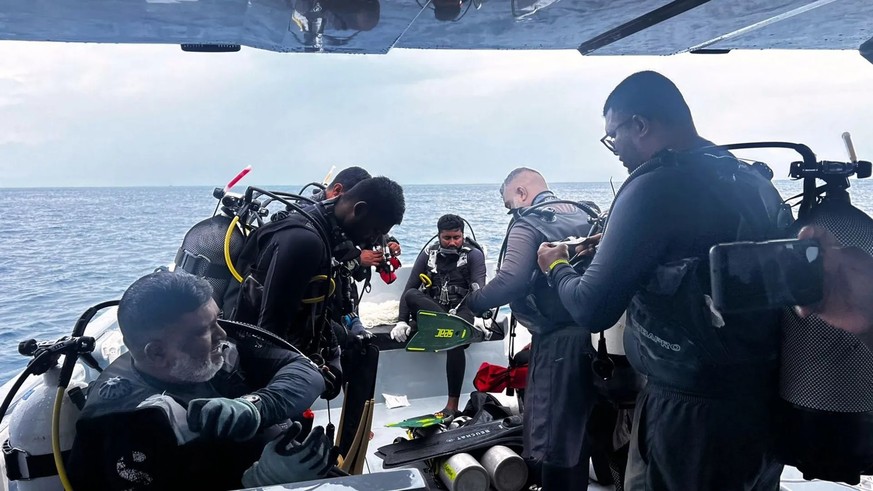 Des plongeurs se préparent à partir à la recherche des plongeurs italiens près de l'île d'Alimathaa, dans l'atoll de Vaavu, aux Maldives.