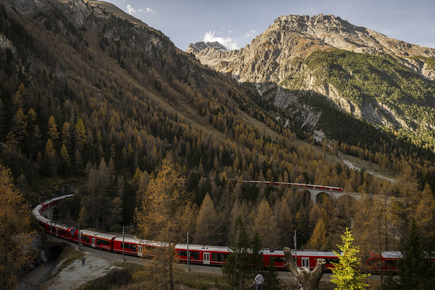 Le train des Chemins de fer rhétiques a battu un record dans un paysage de carte postale le 29 octobre 2022.